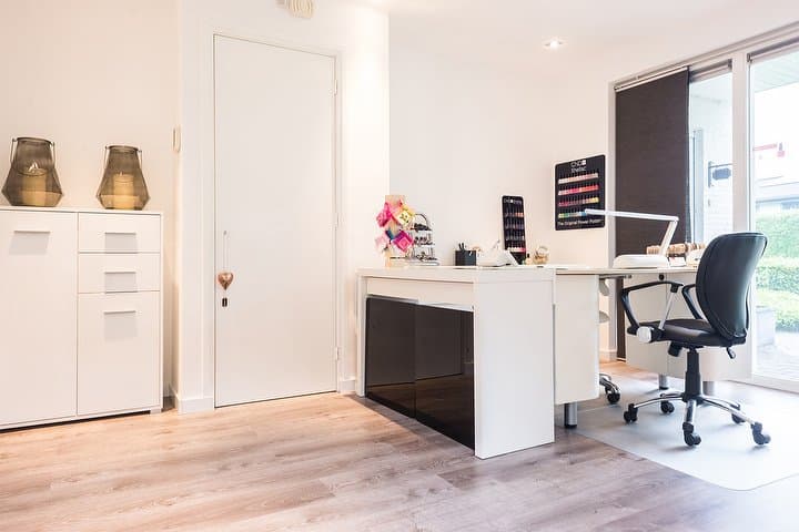 Nagel & Beauty Salon AT YELLZ