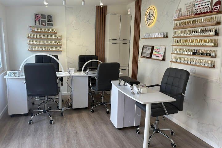 Lee Nail, Hoorn