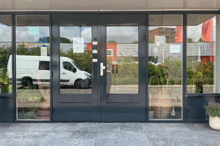 Onder Essie’s handen, Leiderdorp