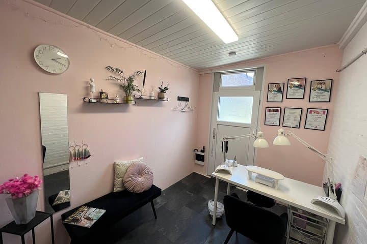 Deluxe Beauty Bar
